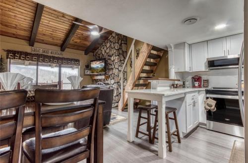 Spectacular View-dog Friendly- Pool-peaceful