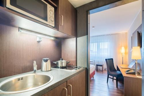 Airways Hotels Frankfurt Airport West - image 2
