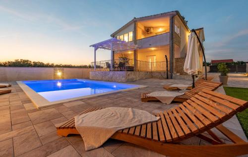 Peldbaseins, Awesome Home In Gorica in Gorica