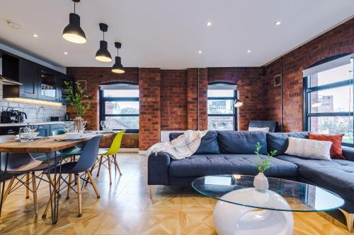 2 King Size Beds in Manhattan styled Oversize Apartment, Leeds (photo 11)