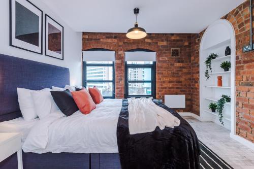 2 King Size Beds in Manhattan styled Oversize Apartment, Leeds (photo 6)