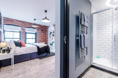 2 King Size Beds in Manhattan styled Oversize Apartment, Leeds (photo 7)