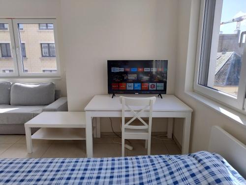 Elegant Spacious Room with Open Kitchen, Steps from Luxembourg Train Station