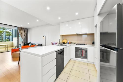Sleek Urban Lifestyle Retreat in Heart of Rhodes - image 3
