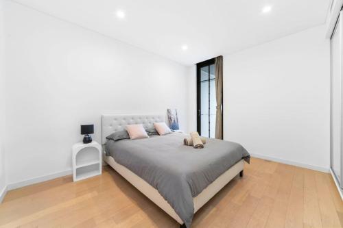 Sleek Urban Lifestyle Retreat in Heart of Rhodes - image 6