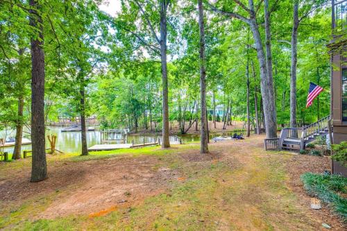 Serene 4-Bed Lakefront Home, Perfect for Groups