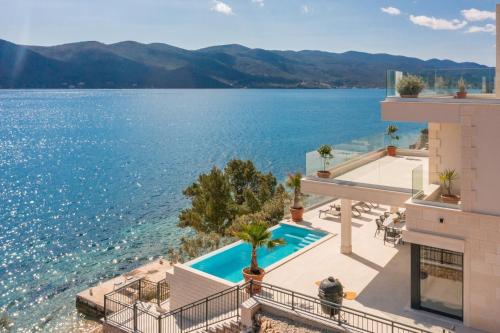 Villa Maris, 10m from beach, infinity pool - Location, gîte - Kučište