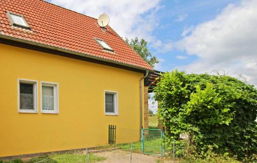 Cozy Apartment In Walow With Kitchen