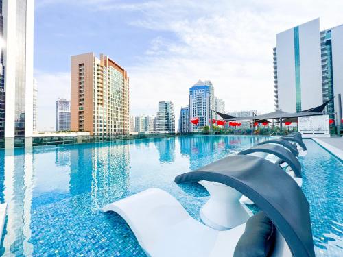 MAG318, Modern Studio Apartment with Great Amenities and Canal View, 5min Walk to Dubai Mall, Dubaj