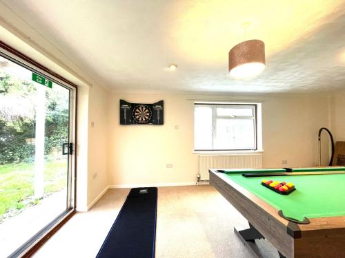 Taunton House with 6 Bedrooms and 4 Bathrooms, extra 2 WC and Games Room