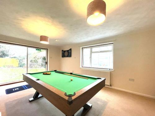 Taunton House with 6 Bedrooms and 4 Bathrooms, extra 2 WC and Games Room