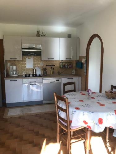 virtuve, Le petit gîte (Le petit gite) in Saint Firmin