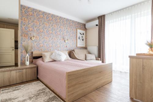 1 queen bed, 1 sofa bed