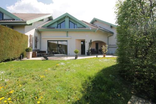 Pretty terraced house with garden level and garage