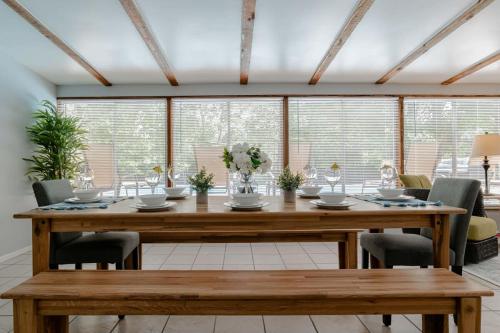 Private Pool & Yard Mins to Dining & University in Winthrop Square