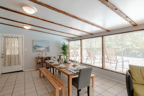 Private Pool & Yard Mins to Dining & University in Winthrop Square