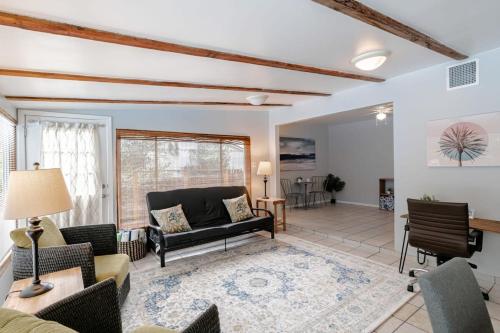 Private Pool & Yard Mins to Dining & University in Winthrop Square
