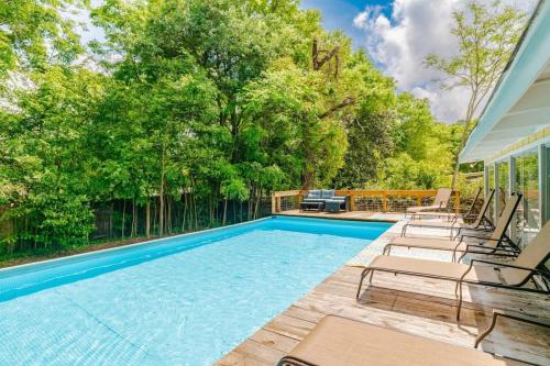 Private Pool & Yard Mins to Dining & University