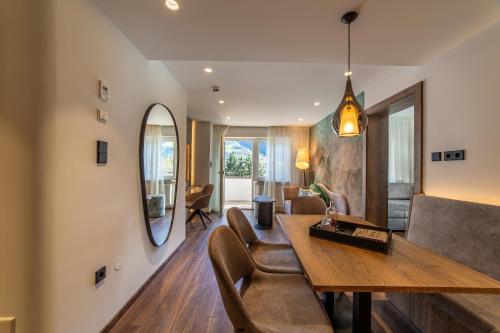 Family Room with Garden View