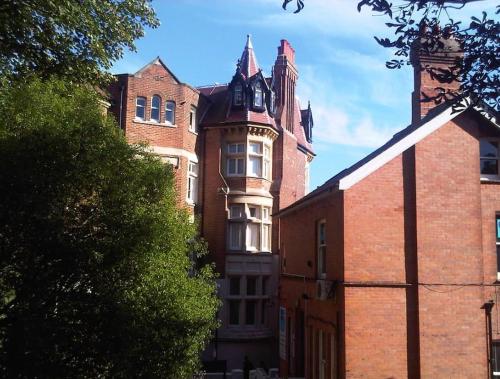 Central 2 bed apartment walking distance to beach in Bournemouth