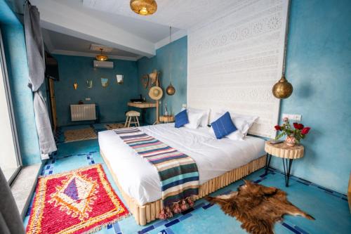 1 king bed, 2 sofa beds