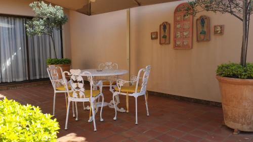 Royal Ridge Guesthouse - image 4