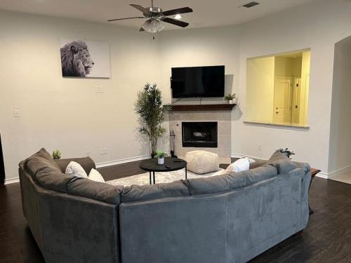 Lxry 7BR, Heated Pool and Spa near attrns, St2 in San Antonio, USA