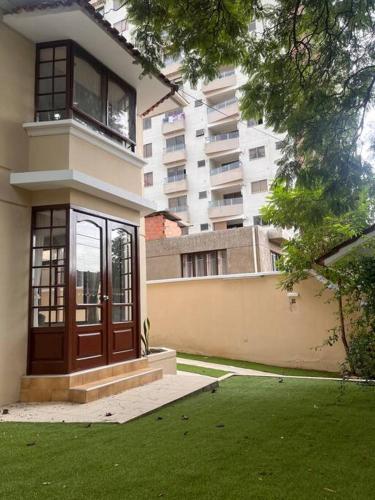 Casa grande perfectamente ubicada
