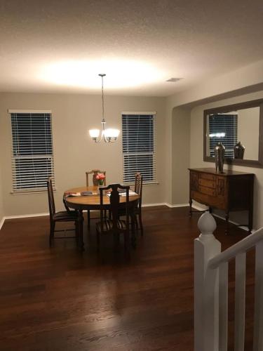Luxury 4 BR home with Pool near attractions Cobbl. in Helotes, USA