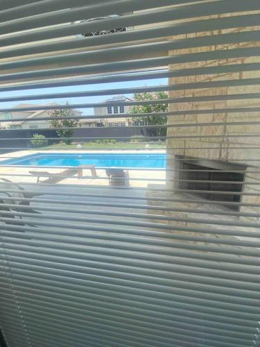 Lxry 4 BR Bckyd, Pool, Hot Tub near attrctns (Tal.)