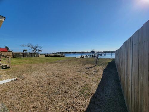 Waterfront home with Private Dock Hot tub and swimming as well as a large fenced backyard in Cedar Point (NC)