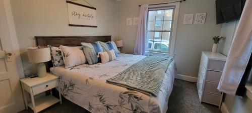 Waterfront home with Private Dock Hot tub and swimming as well as a large fenced backyard in Cedar Point (NC)