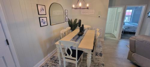 Waterfront home with Private Dock Hot tub and swimming as well as a large fenced backyard in Cedar Point (NC)