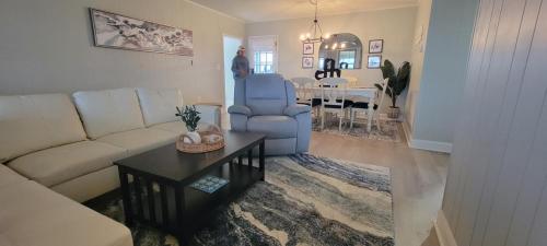 Waterfront home with Private Dock Hot tub and swimming as well as a large fenced backyard in Cedar Point (NC)
