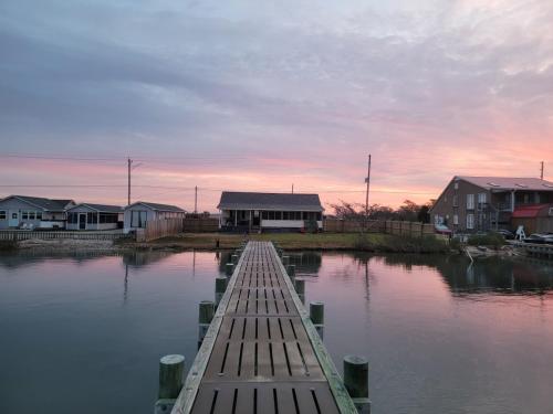 Waterfront home with Private Dock Hot tub and swimming as well as a large fenced backyard in Cedar Point (NC)