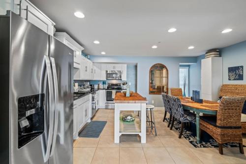 SeaSide Seven - Oceanfront in Jacksonville Beach, USA