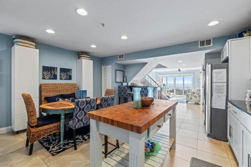 SeaSide Seven - Oceanfront in Jacksonville Beach, USA