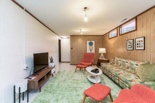 Mid-Century Style And Class In Quiet NE Location