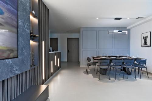 Luxurious 4BR Apartment w/ Prime Burj Khalifa View, Дубай (фото 8)