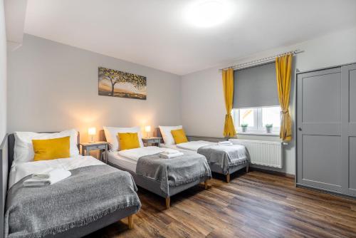 3 twin beds
