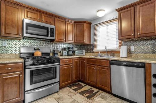 Gorgeous 2 Queen Bedroom Apartment in North Buffalo with 70 inch TV near Delaware Park