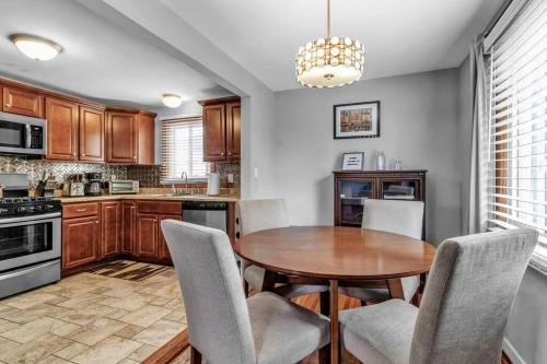 Gorgeous 2 Queen Bedroom Apartment in North Buffalo with 70 inch TV near Delaware Park