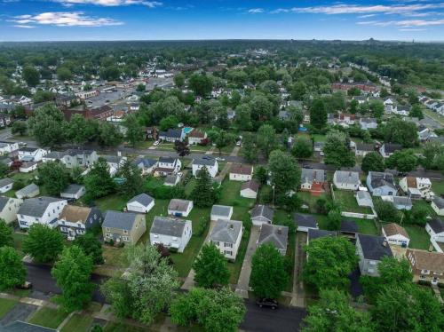 Gorgeous 2 Queen Bedroom Apartment in North Buffalo with 70 inch TV near Delaware Park