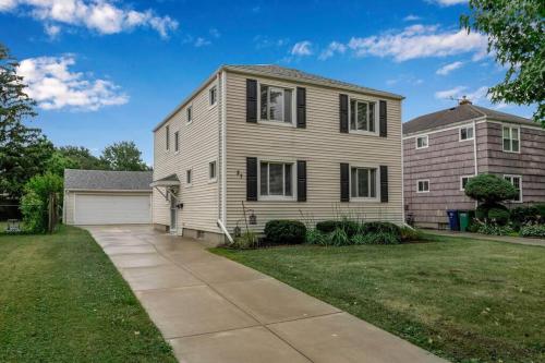 Gorgeous 2 Queen Bedroom Apartment in North Buffalo with 70 inch TV near Delaware Park