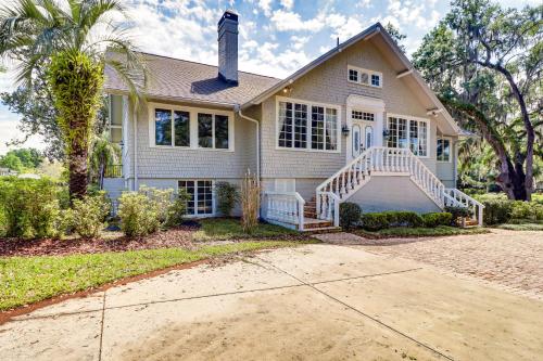 Opulent Ocala Mansion with Private Pool and Hot Tub! in Ocala, USA