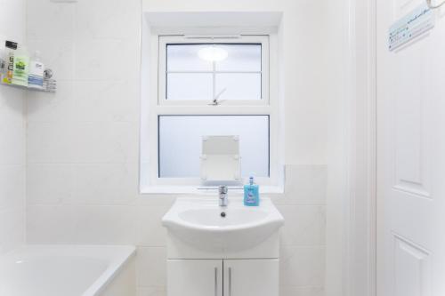 Bathroom, City Center Camden Market Budget Apartment and Rooms in London