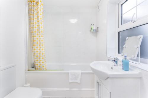 Bathroom, City Center Camden Market Budget Apartment and Rooms in London