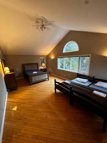 Stylish and Spacious Master Bedroom Suite for 3-5 Members P4a