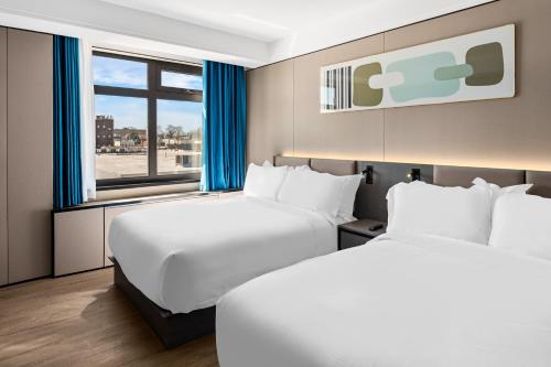 Ly New York Hotel - image 2