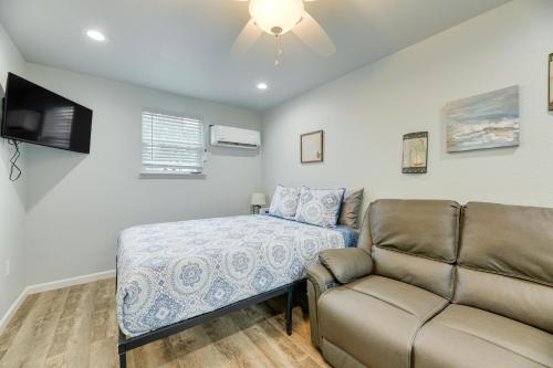 Quaint Texas Studio 1 Mi to Rockport Beach! in Rockport, USA